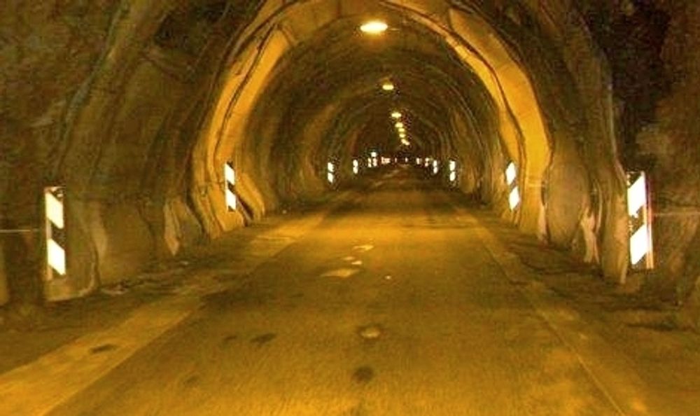 Pollfjelltunnelen er smal og farlig. Nå skal de farligste 600 metrene sikres og utvides. Anbudsfristen er 19. januar.
