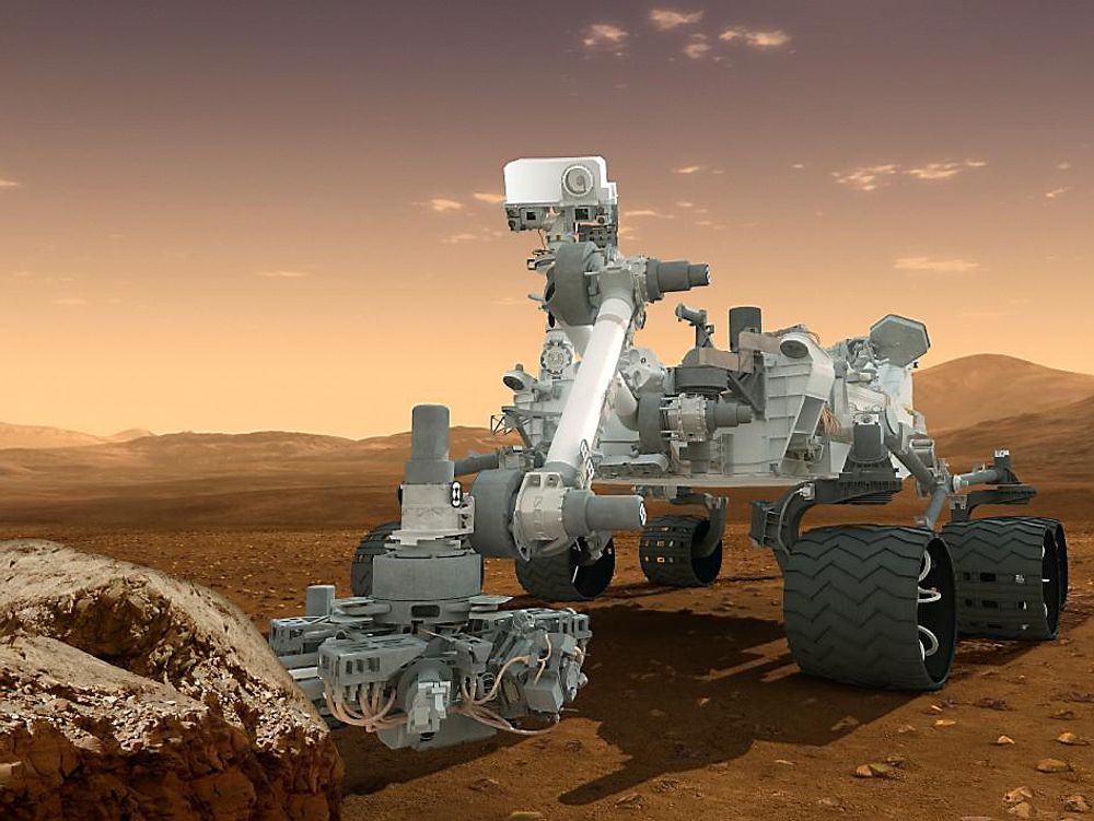 Curiosity har en to meter lang arm med boremaskin for å hente inn materialprøver fra Mars. 