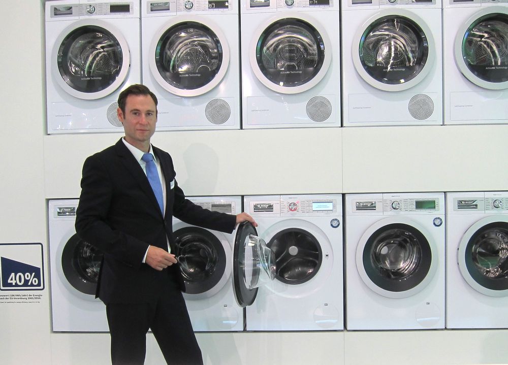 SUPERVASKER: Det er denne vaskemaskinen man skal ha om man vil forbruke minst mulig vann, såpe og energi mener kommunikasjonsdirektør i Bosch, Johannes Müller.                