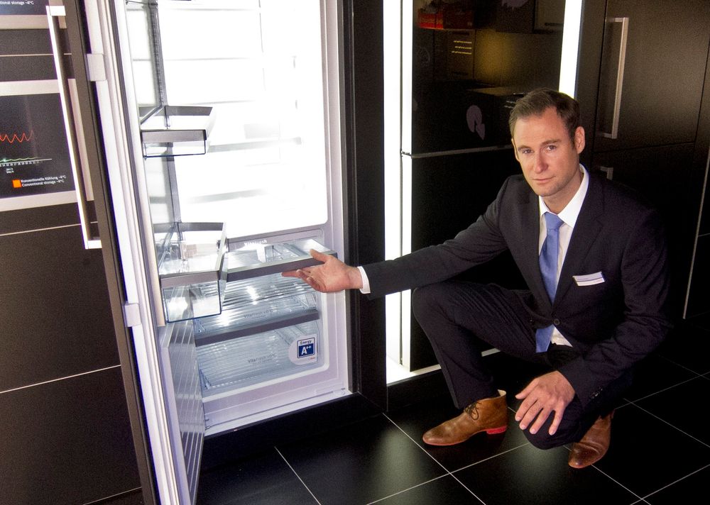 SONEKONTROLL: Ved å dele inn skuffer i kjøleskapet i ulike klimasoner varer maten opptil tre ganger lenger påstår kommunikasjonsdirektør i Bosch, Johannes Müller. 