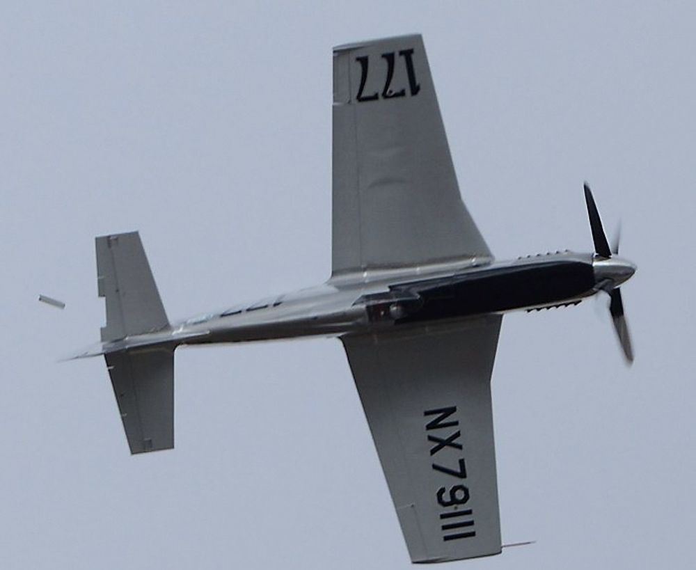 Mens flyet klatret ukontrollert falt venstre trimror av. 