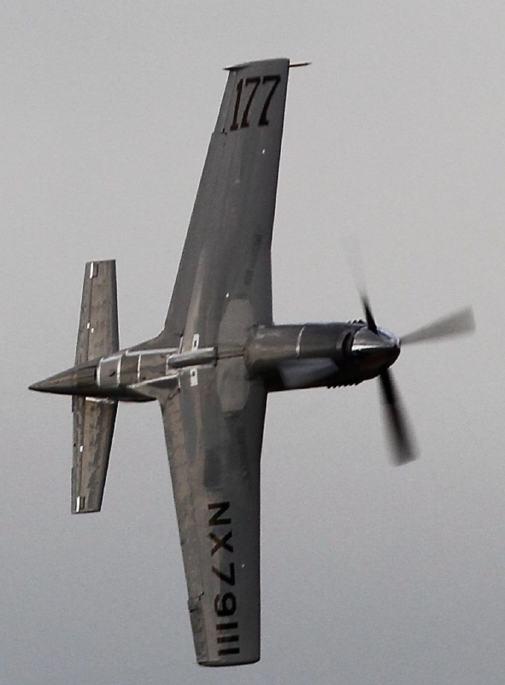 Da flygeren mistet kontroll på Mustangen krenget flyet først 93 grader til venstre. 