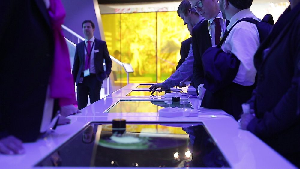 Statoils stand har mange interaktive skjermer å leke med. Foto: Håkon Jacobsen