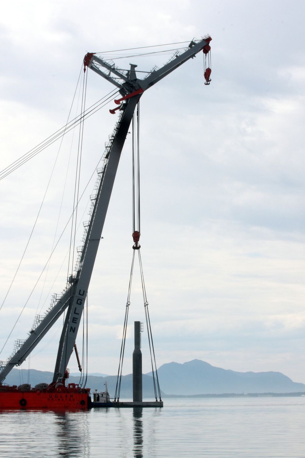 SENKES: Fartøyet Uglen senker 430 tonns betongfundament med søyle for sjømerke på 11 meters dyp.  