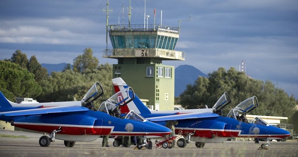 De franske oppvisningsflygerne flyr treningsflyet Dassault/Dornier Alphajet 