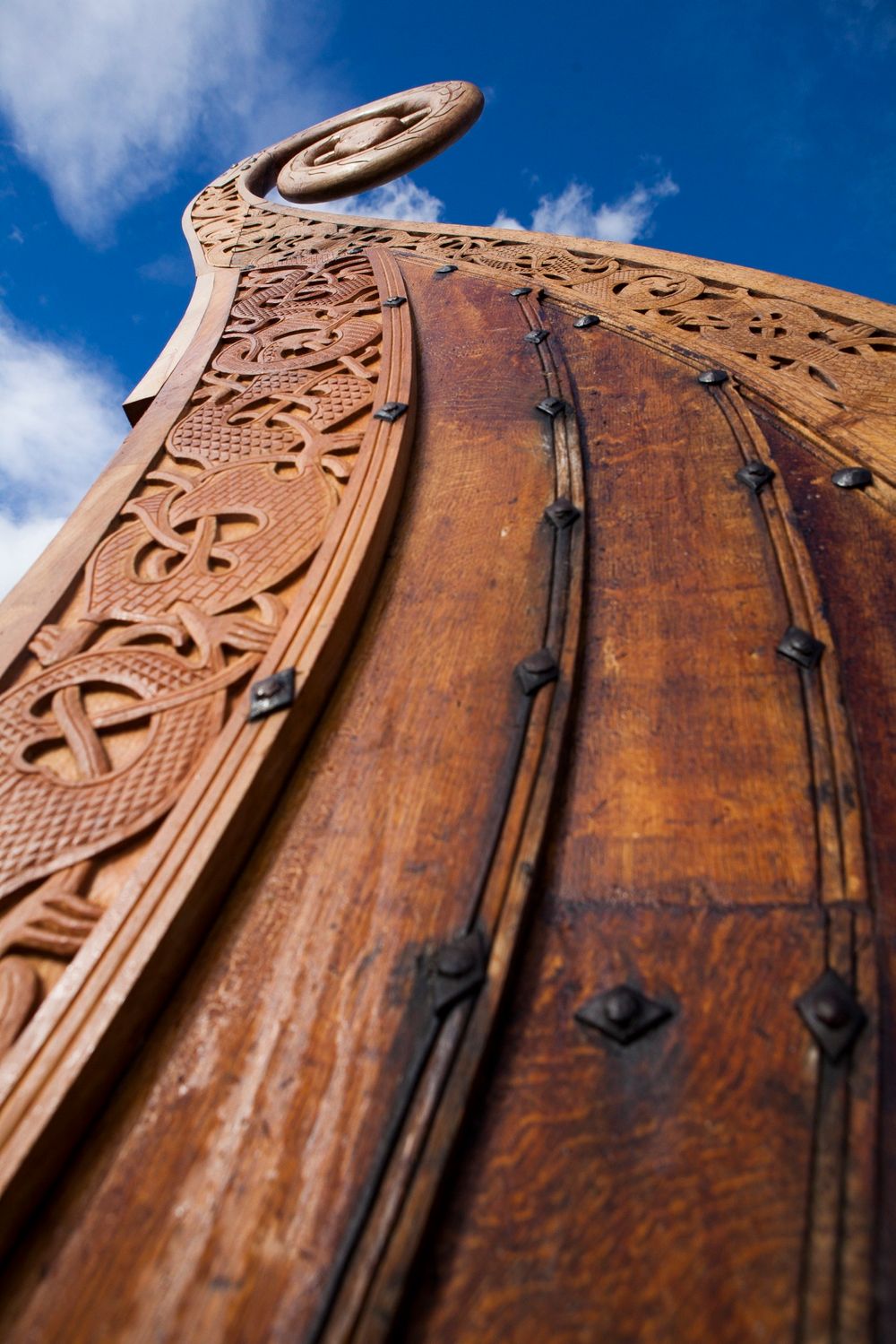 AUTENTISK UTSMYKNING: Håndtverkeren Geir Dalene er blant de ansvarlige for de dekorative utskjæringene.