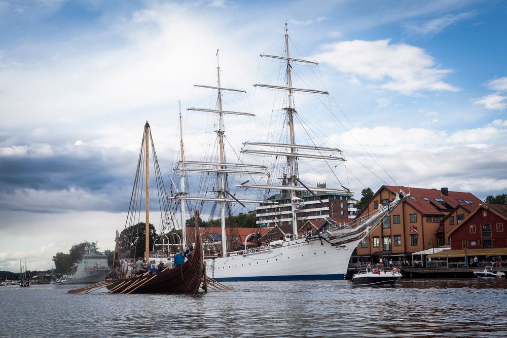  NESTEN SØSTRE: Her blir Statsraad Lehmkul akterutseilt av Saga Oseberg.
