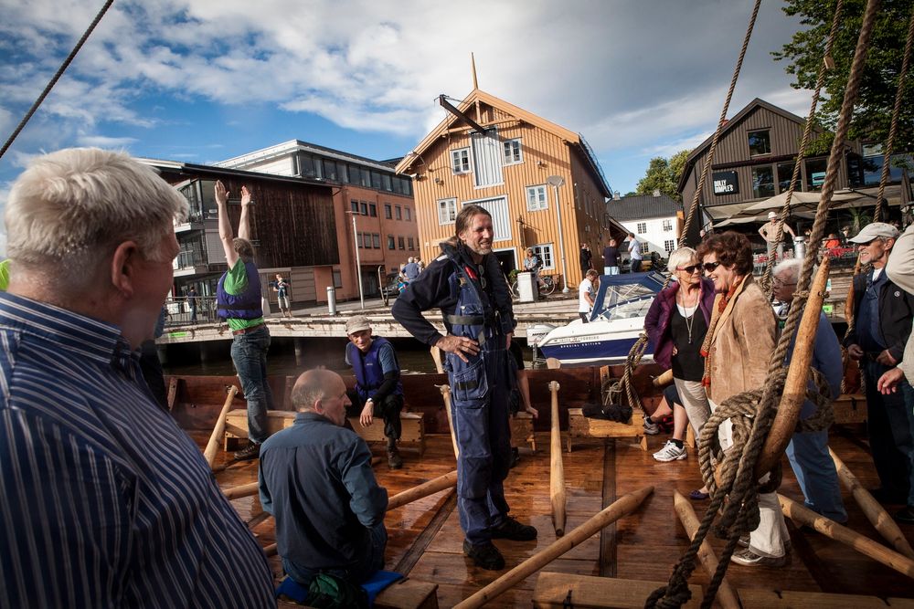 FORHÅNDSINFO: Før roingen holder Geir Røvik en briefing.