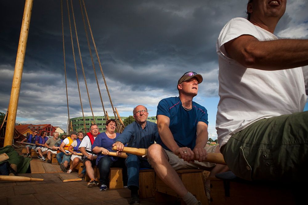 FOLKSOMT: Osebergkopien er 21,5 m lang, 5 m bred, og har 15 årer på hver side.