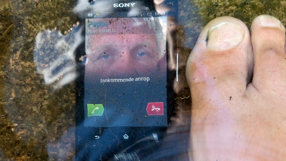 MARITIMT: Sony Xperia go hadde ikke noe problem med å ta i mot en samtale under vann.  