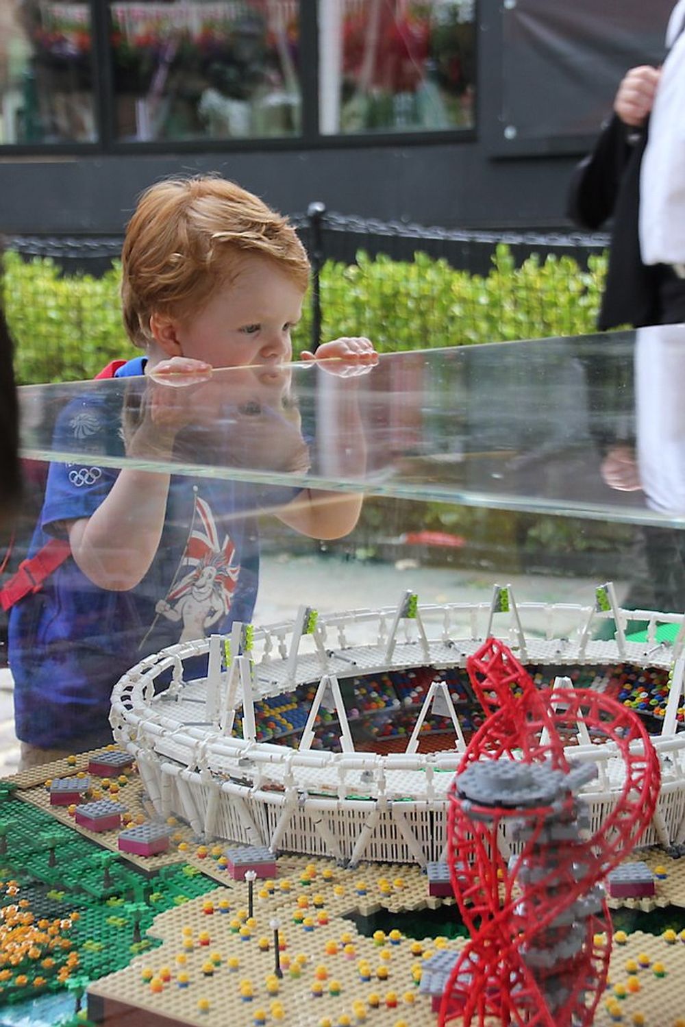 VEKKER OPPSIKT: Unge og gamle buendrer OL-parken til Warren Elsmore.