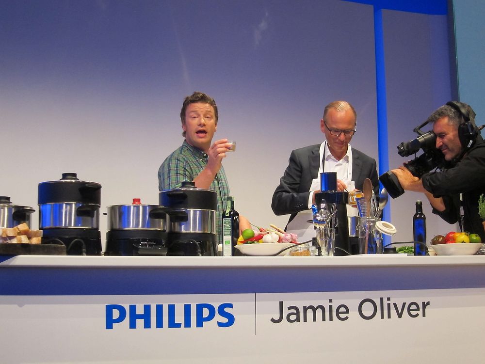 KJENDISKOKK: Philips tar i bruk superkokken Jamie Oliver både til å hjelpe med produktdesign og som trekkplaster for pressen.                           