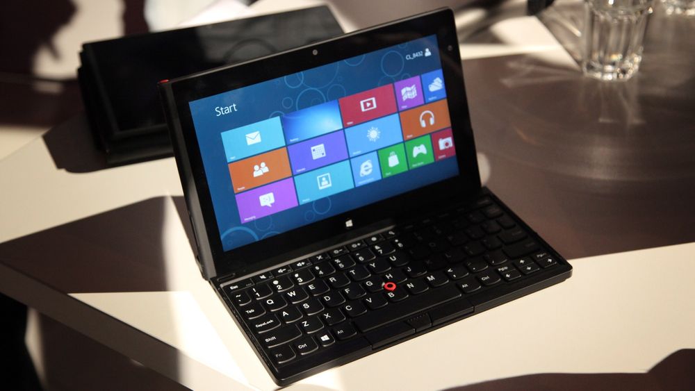 Lenovo satser på å kapre allerede eksisterende Thinkpad-fans med sin Thinkpad Tablet 2. Legg merke til Thinkpad-pinnen på tastaturet. 