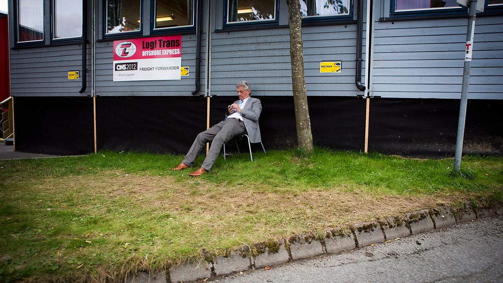 En gjest tar seg en pust i bakken utenfor den ene messehallen. FOTO: Håkon Jacobsen