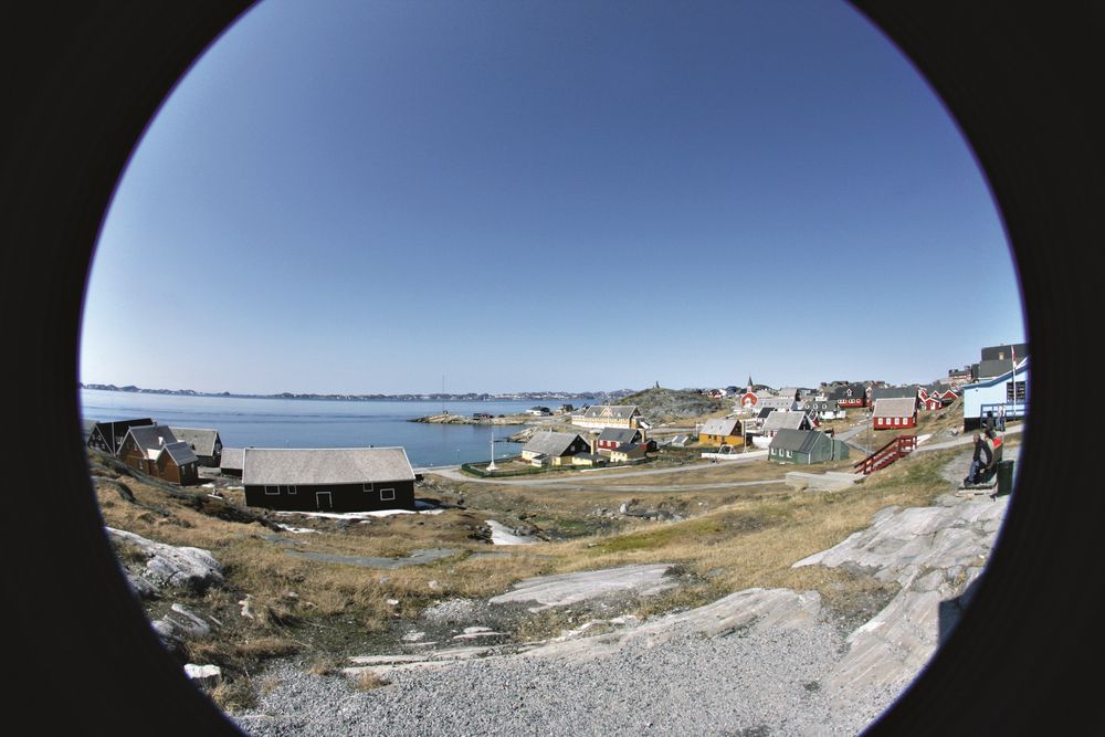 Sommer i Arktis: Grønlands hovedstad Nuuk kan bli en base for flere av oljeselskapene som er interessert i å lete etter olje i havområdene rundt øya. 