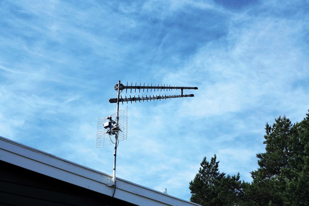 Ved å montere to retningsvirkende antenner fra Pointing, kunne vi ta imot Netcoms nylig aktiverte LTE-nett i stedet for dårlig hastighet på 2G. For en forskjell!. Den nederste antennen er en tv-antenne. Foto: Odd Richard Valmot 