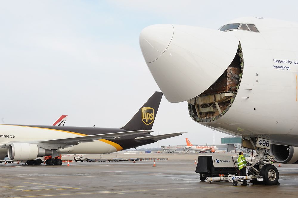 Stansted flyplass i London har en av Europas travleste cargohubs. Jo Røislien gir innblikk i hvordan - ved hjelp av syv oppfinnelser - kritiske situasjoner blir forhindret når et gigantisk cargofly blir snudd. Foto: Discovery Networks