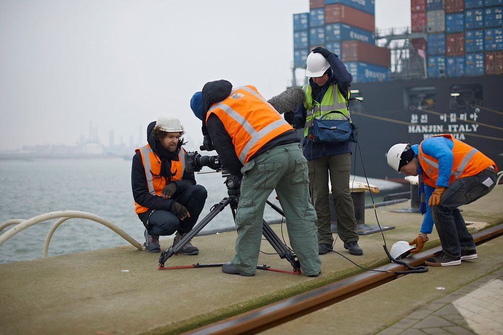 Filmteamet filmet hele vinteren og våren. Her er Jo Røislien i Rotterdam, hvor han gir innblikk i teknologien som hindrer skipskollisjoner. Foto: Marcel Bakker 