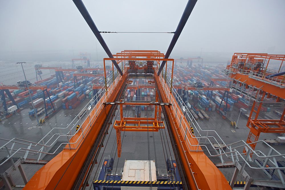 I Rotterdam fikk Jo Røislien følge et gruppe arbeidere i et av verdens største containerskip, Cosco Glory. Foto: Marcel Bakker 