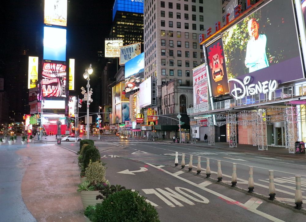 FOLKETOMT: Mandag morgen var det stille på Times Square. Når undergrunnen og busser slutter å gå, blir det fort tomt på Manhattans travleste plass.  
