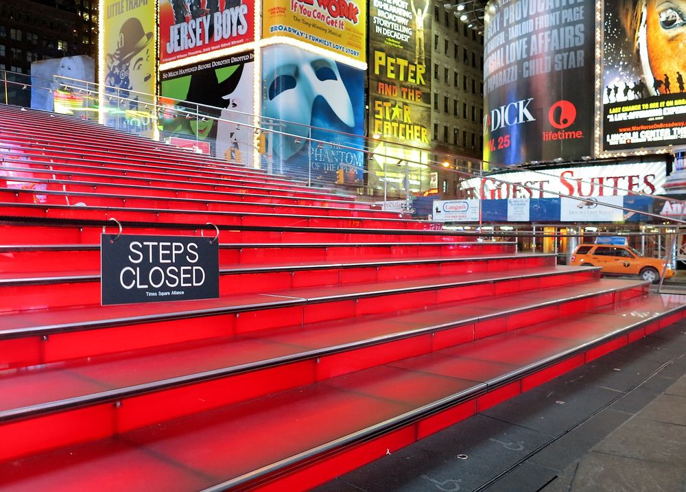 STENGT: Ingen å se på den røde tribunen på Times Square. Uvanlig.    
