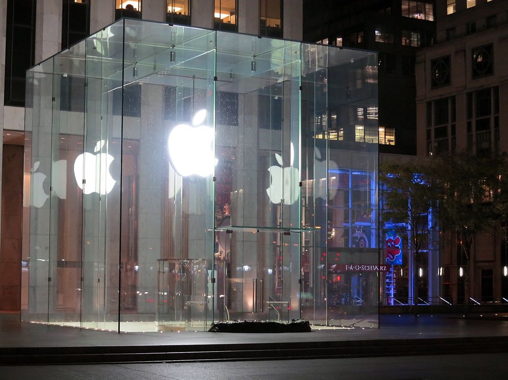KØFRITT: Ingen kø foran den presisjefylte Apple-butikken på 5th Avenue. Legg merke til sandsekkene foran glassdøren. Butikken ligger under bakken – say no more...  