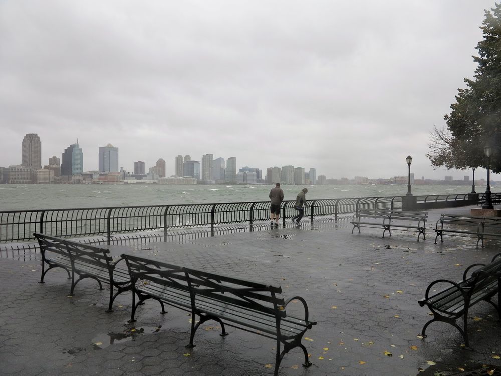 OVERSVØMMER: Mandag morgen skyller vannet allerede inn over kaikanten sør på Manhattan. Stormen Sandy er fortsatt noen timer unna.         
