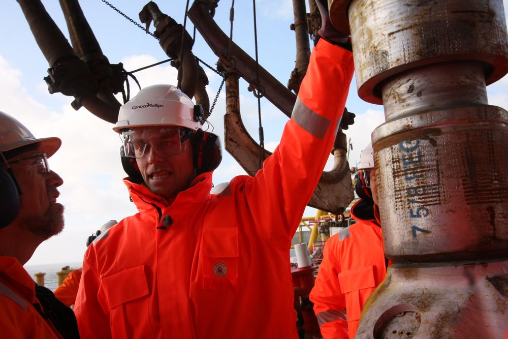 Olje- og energiminister Ola Borten Moe inspiserer borekronen som skal starte det nye eventyret på Ekofisk.
