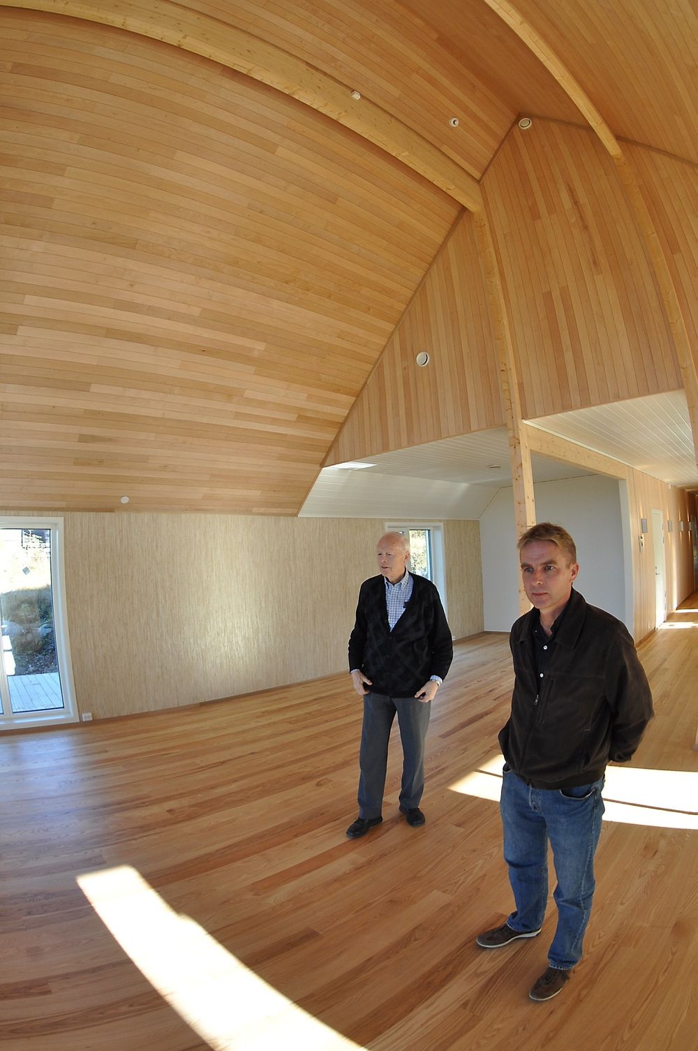 MODULBYGG: Daglig leder Per Knut Mølstad og driftssjef Hein Østgård i huset de har bygget med elementer av kryssfinér og polyuretan.  