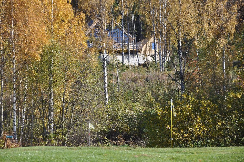 SPORTSLIG: Per Knut Mølstad som nå bor i dette modulhuset har kort vei til golfbanen. 