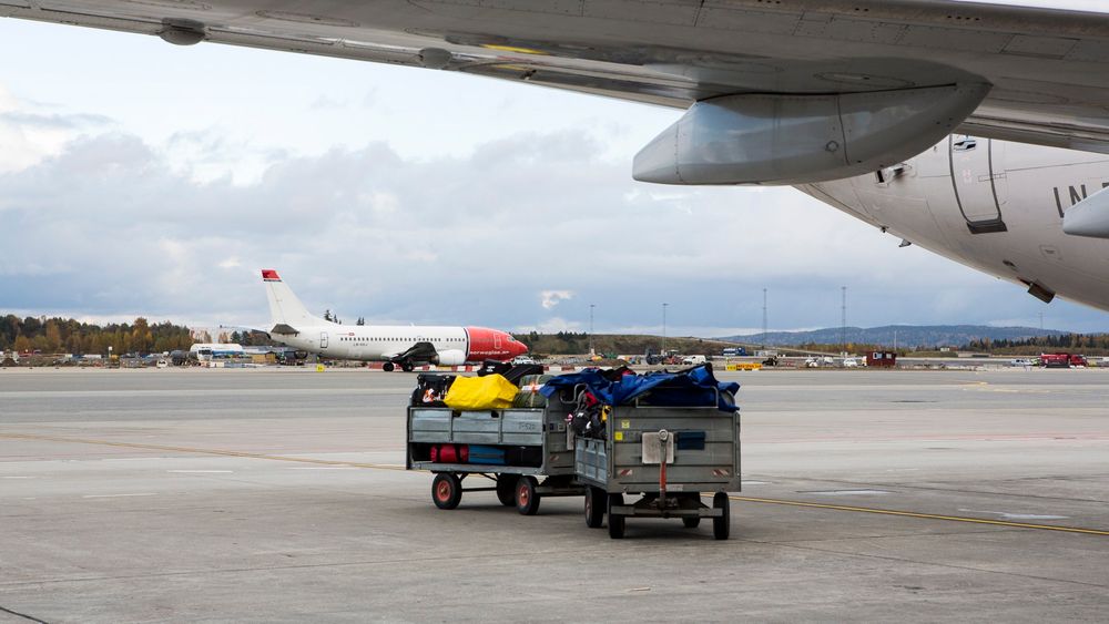 Mens du boarder flyet, står bagasjen og venter på å gjøre det samme.  FOTO: Håkon Jacobsen