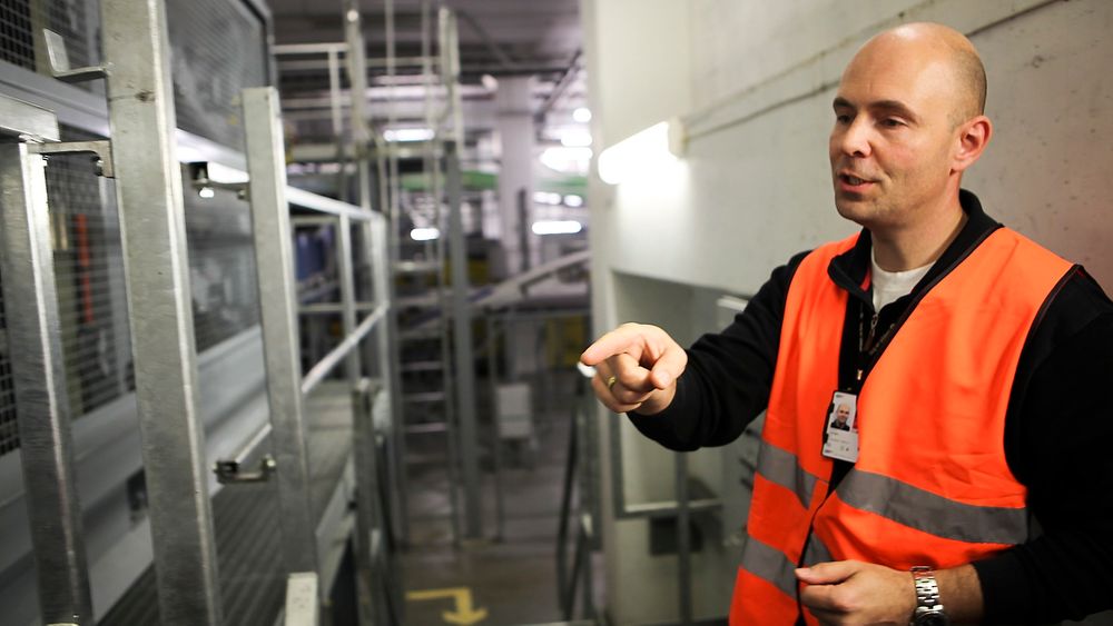 Jan Fagernes inne på bagasjehåndteringen. FOTO: Håkon Jacobsen