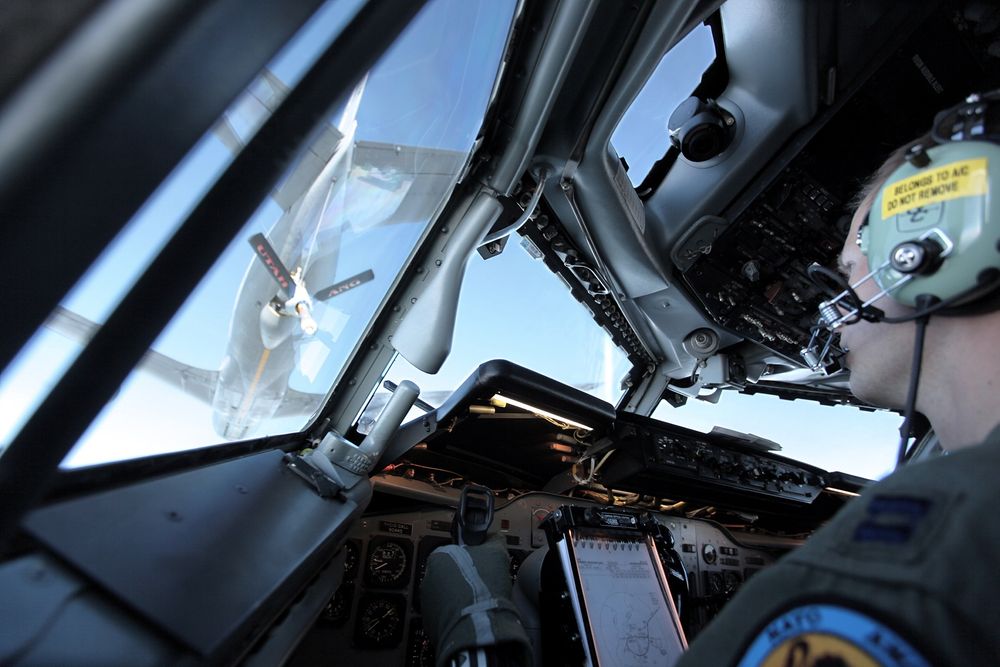 Lufttanking: Rob Hannum jobber konsentrert med å stille opp sitt E-3A korrekt i forhold til KC-135-tankflyet. 