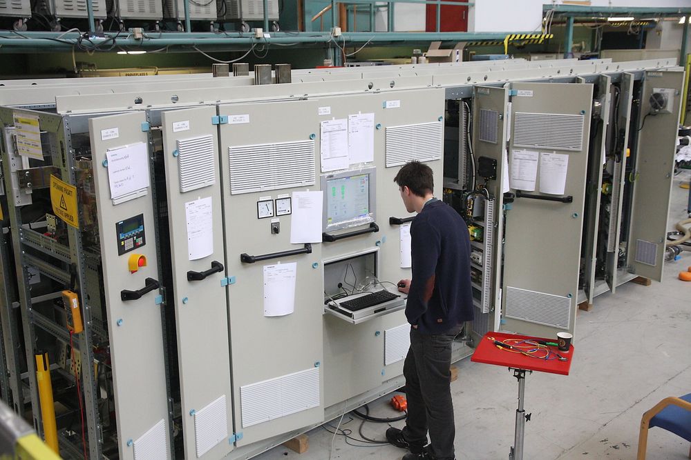 SJEKK: Alle tavler som produseres av Siemens i Trondheim blir testet i deres eget senter.