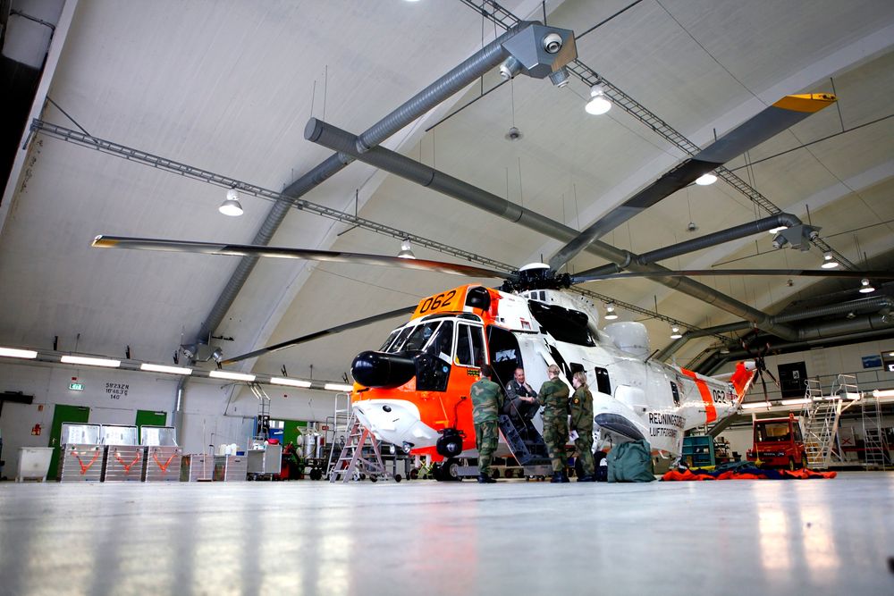 Luftforsvaret omstiller. Her ses 330-skvadronen med et Westland Sea King-helikopter på Rygge flystasjon. 