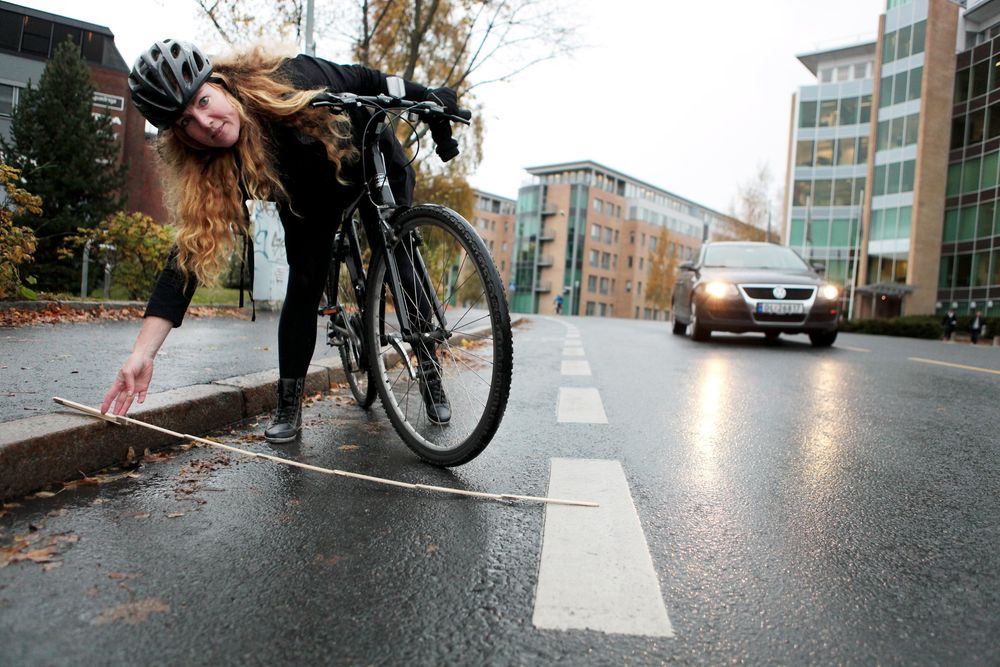 For smale: Sykkelekspert og veiplanlegger Guri Kauserud er redd for at man bruker millionene feil dersom man satser på de farlige norske sykkelfeltene som standardløsning. De er for smale, og mangler skille mellom vei og sykkelfelt. 