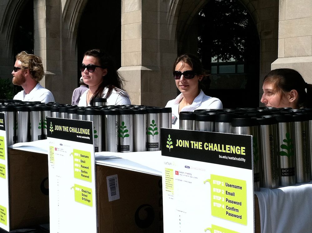 PAPP-PROTEST: Studenter ved Boston-universitetet protesterer mot pappkrus ved å dele ut termokrus, men norske klimaeksperter mener slikt har lite å si for klimautslippene. FOTO: Boston University