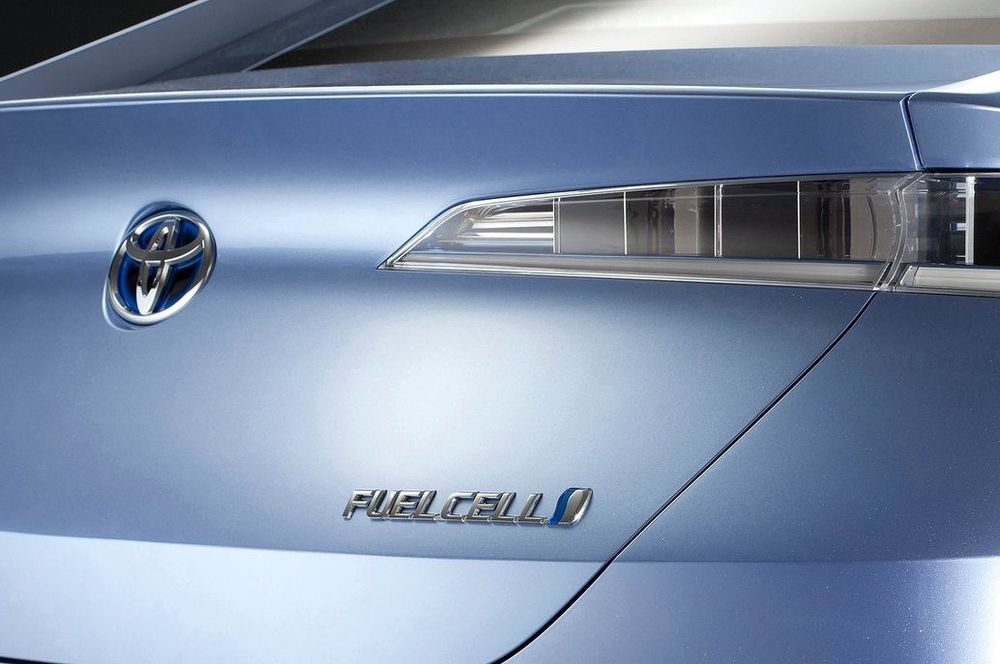 Toyota har varslet en serieprodusert brenselcellebil på markedet i 2015. Siste hydrogenkonsept ble vist første gang for et år siden, nemlig denne FCV-R. 