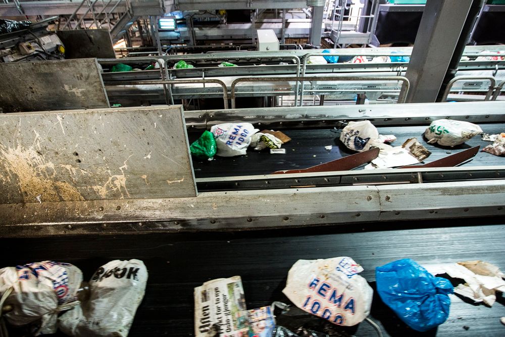 Avfallet sendes ut på samlebånd på vei mot sorteringsroboten. FOTO: Håkon Jacobsen