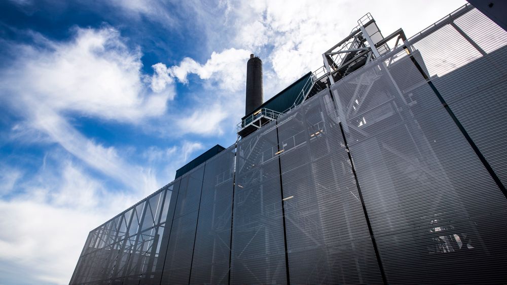  Røykgassen renses før den slippes ut av den 80 meter høye pipen. FOTO: Håkon Jacobsen