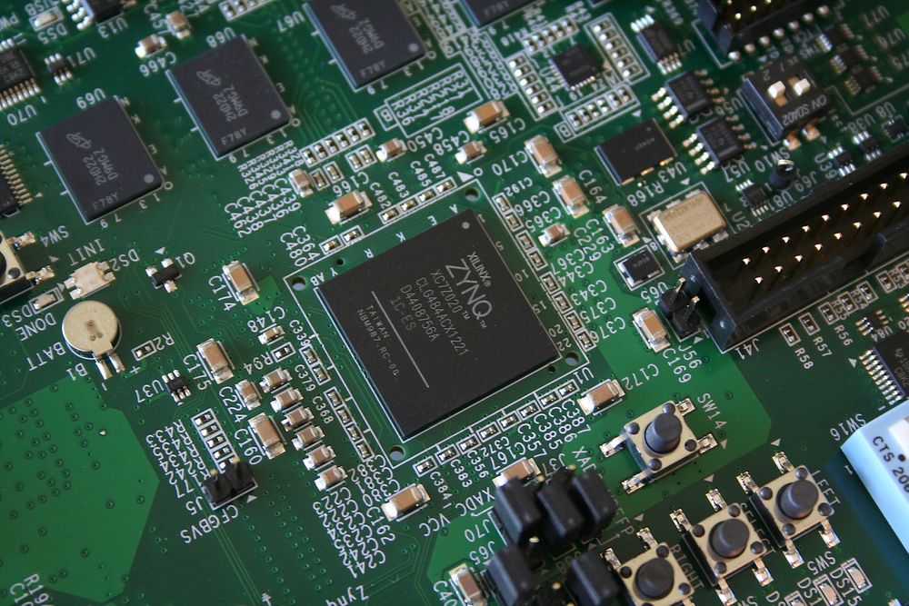 SENTRALT: FPGA-brikker ser ut som alle andre, men har revolusjonert utvikling av høyintegrert elektronikk i mindre serier. Bilde: Data Respons.