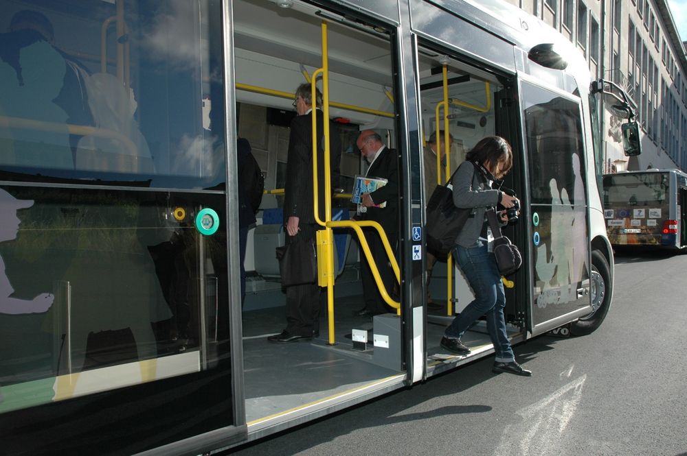 Enkel adkomst: Det blir lett å komme inn og ut av bussene om noen år. 