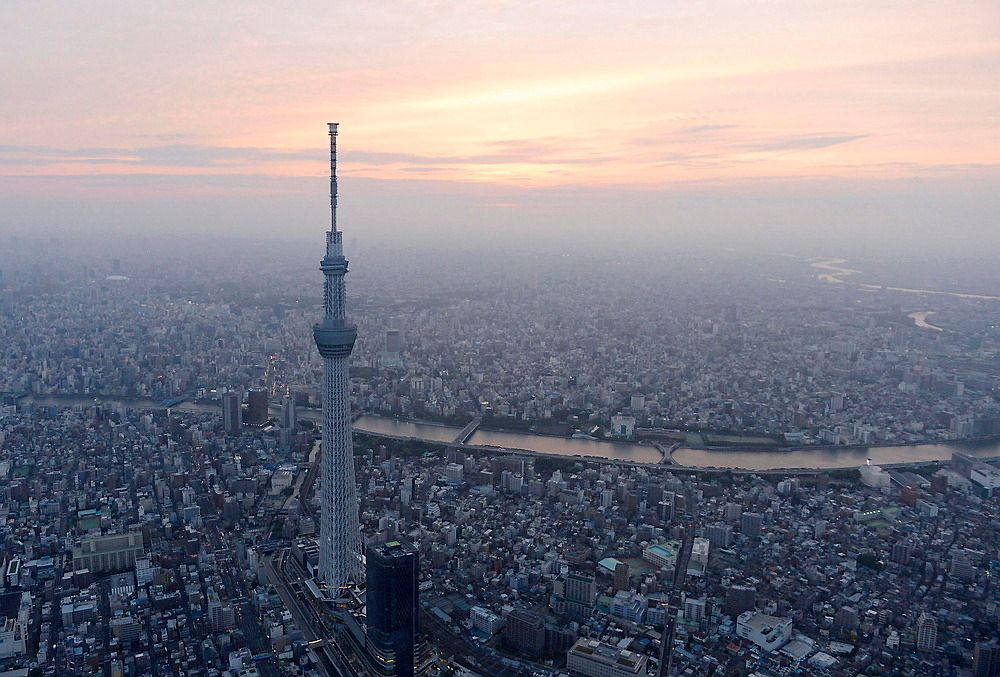 VERDENS HØYESTE: Tokyo Skytree rager godt over millionbyen. 