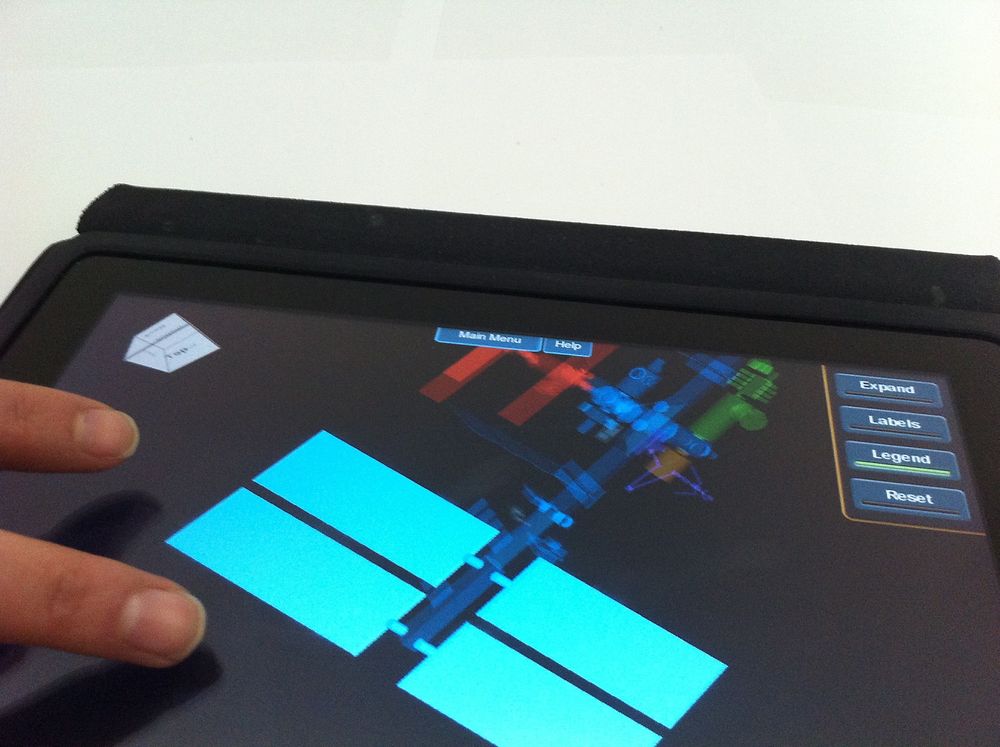 ENKELT: Det er lett å rotere en virtuell romstasjon med to fingre. 