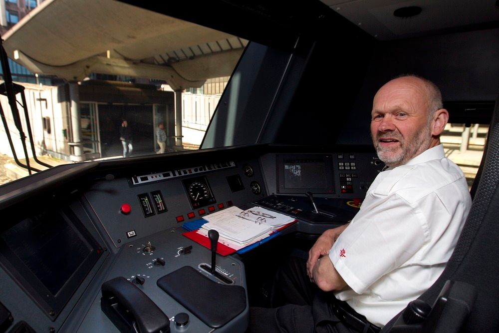 JOMFRUTUR: Lokfører Steinar Limi førte toget, da NSB tok i bruk nye Flirt.