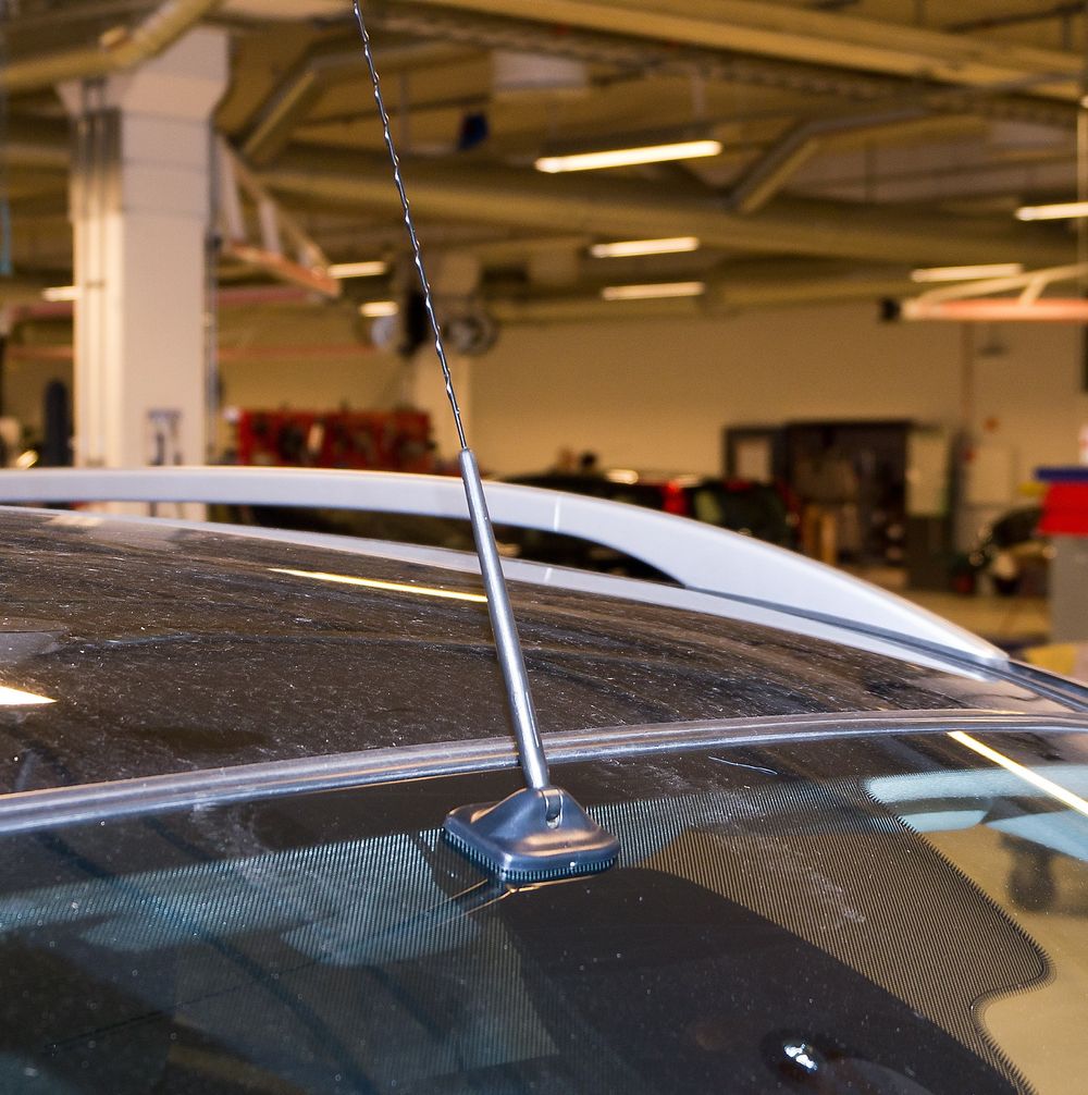 DAB-ANTENNEN: DAB krever en egen antenne. Her er den montert over ryggespeilet og antennelednignen er lagt skjult under panelene i bilen. 