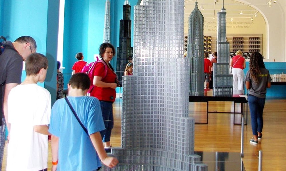 HØYEST: Legomodellen av Dubai-skyskraperen Burj Khalifa består av 450 300 brikker. 