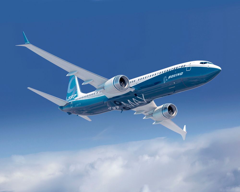 Vingetippene kombinerer såkalt "rake tip"-teknologi, altså tilbakestrøkede vingetipper, med det Boeing beskriver som "dual feather winglet"-konsept. 