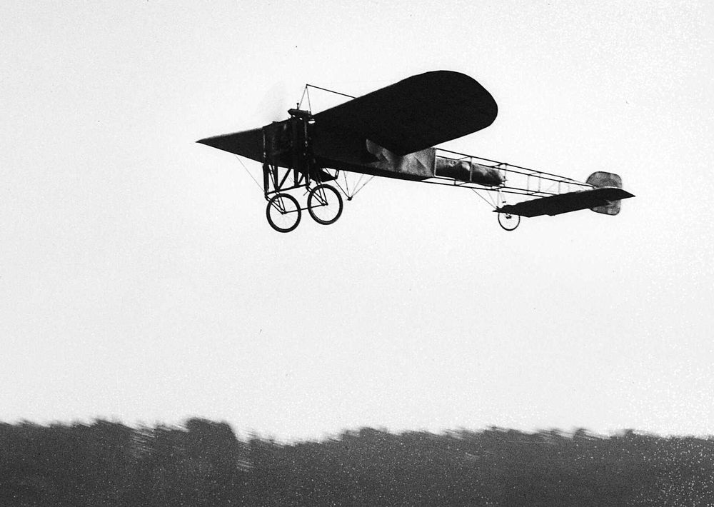 Her foretar svenske Carl Cederström den første motoriserte flygning i Norge. Stedet er Etterstadsletta og datoen er 14. oktober 1910. 
