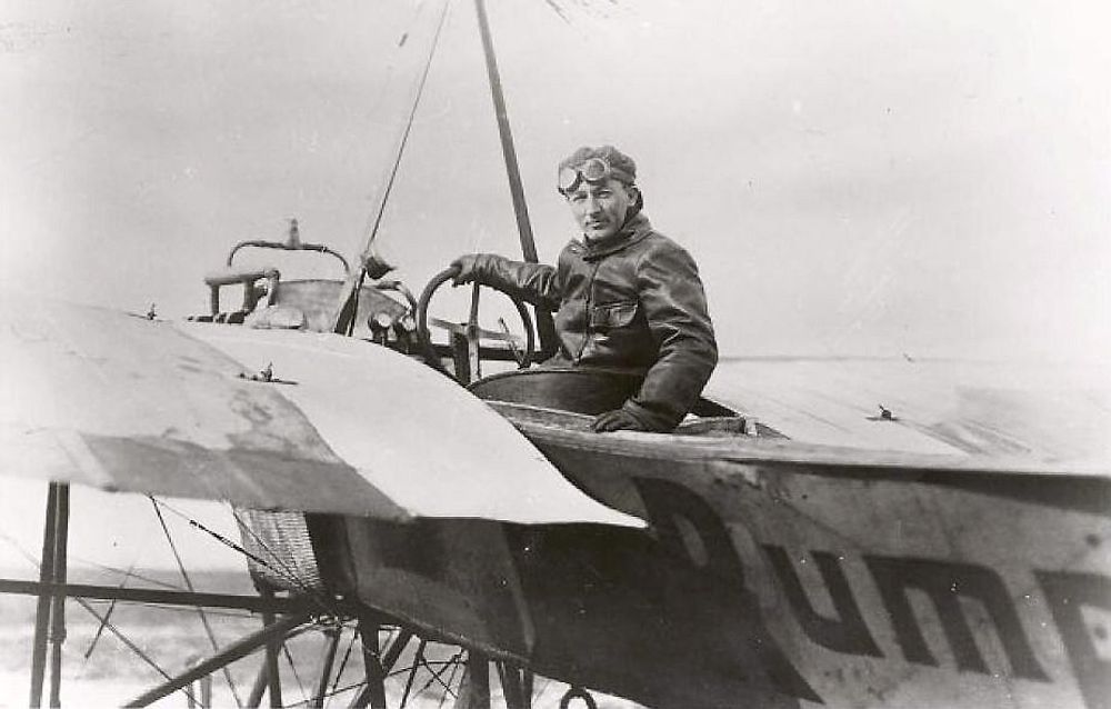 Premierløytnant Hans Fleischer Dons i sitt Rumpler Taube med navnet "Start" som han fløy første gang 1. juni 1912 som første nordmann. 
